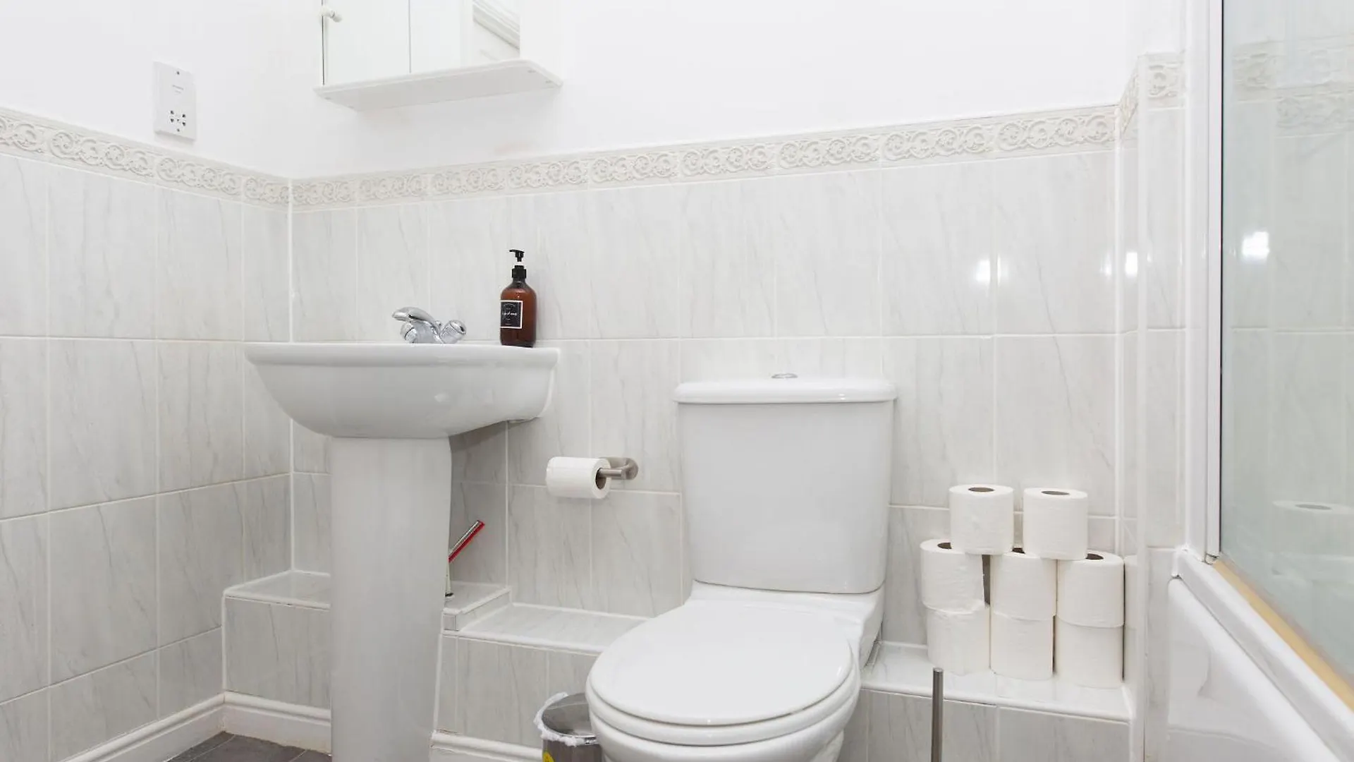 Seager Apartments, Lovely Cardiff Bay Apartment, Free Parking 0*,  Birleşik Krallık